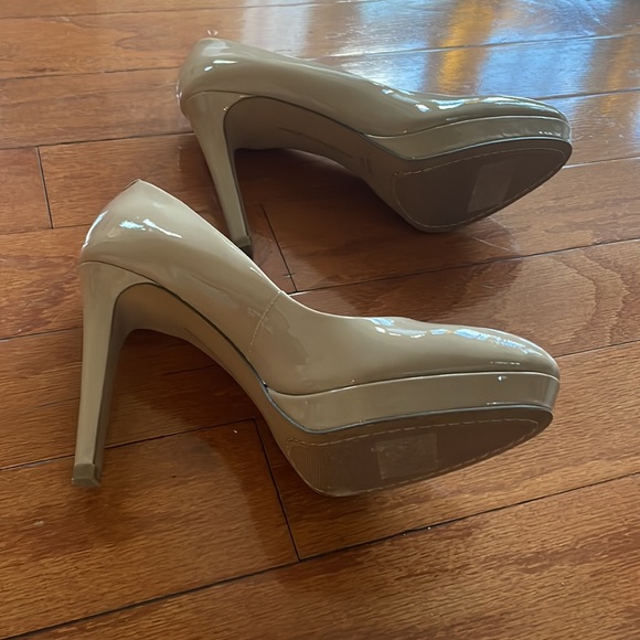 FRENCH CONNECTION PATENT LEATHER HEELS - Picture 5 of 9
